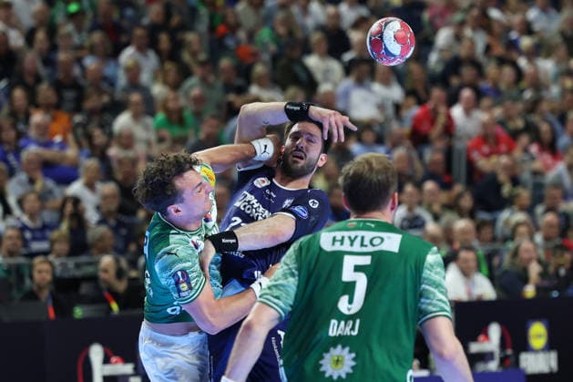 GER, Lanxess Arena Koeln, HBL, LIDL FINAL4, Men, 1 Semifinal TVB Lemgo Lippe vs Fuechse Berlin 18 04 2026, Lanxess Arena , Koeln , GER, Lanxess Arena Koeln, HBL, LIDL FINAL4, Men, 1 Semifinal TVB Lemgo Lippe vs Fuechse Berlin, in the picture Tim Suton TBV Lemgo 23 , in a duel against Lukas Herburger Fuechse Berlin 29 , nordphotoxGmbHx xMeuter nph00351