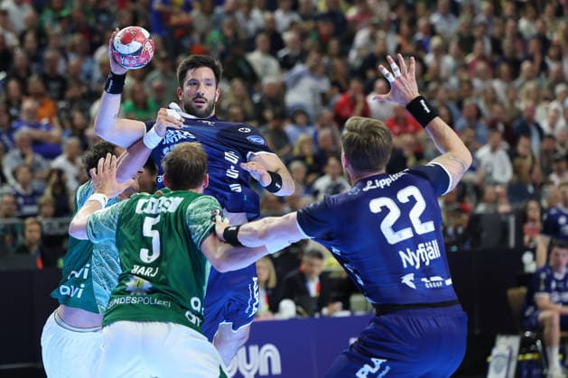 GER, Lanxess Arena Koeln, HBL, LIDL FINAL4, Men, 1 Semifinal TVB Lemgo Lippe vs Fuechse Berlin 18 04 2026, Lanxess Arena , Koeln , GER, Lanxess Arena Koeln, HBL, LIDL FINAL4, Men, 1 Semifinal TVB Lemgo Lippe vs Fuechse Berlin, in the picture Tim Suton TBV Lemgo 23 , in a duel against Lukas Herburger Fuechse Berlin 29 , nordphotoxGmbHx xMeuter nph00351