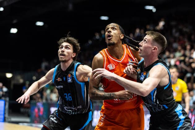 GER, easy Credit Basketball Bundesliga, 23 Spieltag, Niners Chemnitz Science City Jena 18 04 2026, Messe, Chemnitz, GER, easy Credit Basketball Bundesliga, 23 Spieltag, Niners Chemnitz Science City Jena Kristofer Krause Science City Jena, 36 , Kevin Yebo Niners Chemnitz, 0 , Joe Wieskamp Science City Jena, 10 Foto Alexander Trienitz Chemnitz Messe Sachsen Germany