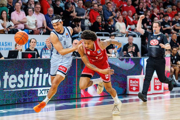 Nicholas Tischler EWE Baskets Oldenburg, 11 , Demarcus Demonia BMA365 Bamberg Baskets, 08 , BMA365 Bamberg Baskets vs EWE Baskets Oldenburg, Basketball, easyCredit BBL, Matchday 30, 18 04 2026 BMA365 Bamberg Baskets vs EWE Baskets Oldenburg, Basketball, easyCredit BBL, Matchday 30, 18 04 2026 Bamberg Copyright: xEibner-Pressefoto G.xSantemizx EP_EER