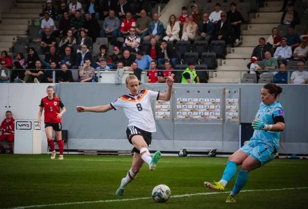 14 02 2026, Ried im Innkreis, AUT, On the road in Upper Austria, Football, FIFA World Cup Qualification Women, Austria vs. Germany, in the picture Mariella El Sherif, AUT, Lina Magull,