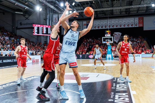 Daniel Keppeler BMA365 Bamberg Baskets, 31 , Filip Stanic EWE Baskets Oldenburg, 65 , BMA365 Bamberg Baskets vs EWE Baskets Oldenburg, Basketball, easyCredit BBL, Matchday 30, 18 04 2026 BMA365 Bamberg Baskets vs EWE Baskets Oldenburg, Basketball, easyCredit BBL, Matchday 30, 18 04 2026 Bamberg Copyright: xEibner-Pressefoto G.xSantemizx EP_EER