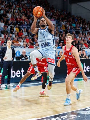 Christopher Clemons EWE Baskets Oldenburg, 03 , Richard Balint BMA365 Bamberg Baskets, 11 , BMA365 Bamberg Baskets vs EWE Baskets Oldenburg, Basketball, easyCredit BBL, Matchday 30, 18 04 2026 BMA365 Bamberg Baskets vs EWE Baskets Oldenburg, Basketball, easyCredit BBL, Matchday 30, 18 04 2026 Bamberg Copyright: xEibner-Pressefoto G.xSantemizx EP_EER