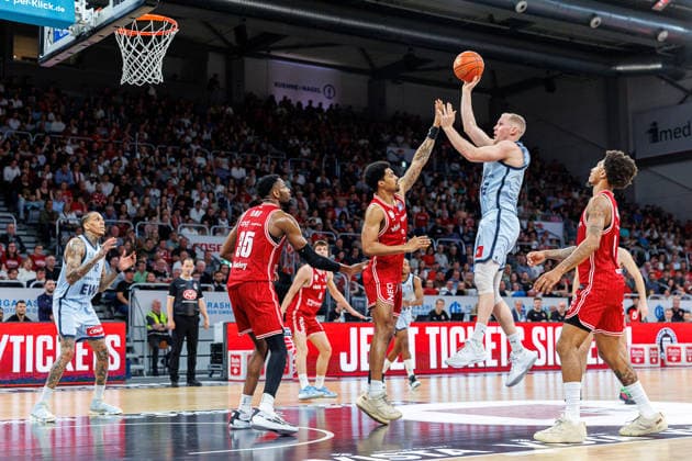 Ejiofor Onu BMA365 Bamberg Baskets, 35 , Ibi Watson BMA365 Bamberg Baskets, 02 , Seth Hinrichs EWE Baskets Oldenburg, 21 , Demarcus Demonia BMA365 Bamberg Baskets, 08 , BMA365 Bamberg Baskets vs EWE Baskets Oldenburg, Basketball, easyCredit BBL, Matchday 30, 18 04 2026 BMA365 Bamberg Baskets vs EWE Baskets Oldenburg, Basketball, easyCredit BBL, Matchday 30, 18 04 2026 Bamberg Copyright: xEibner-Pressefoto G.xSantemizx EP_EER