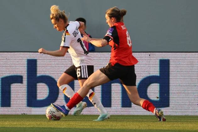 18 04 2026, Ried im Innkreis, AUT, On the road in Upper Austria, Football, FIFA World Cup Qualification Women, Austria vs. Germany, in the picture Linda Dallmann, DFB, Barbara Dunst, AUT,