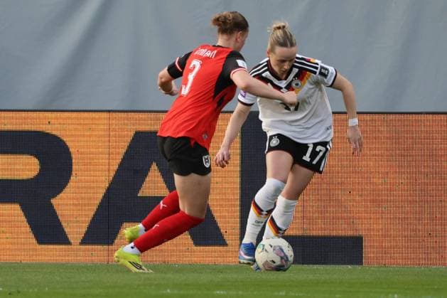 18 04 2026, Ried im Innkreis, AUT, On the road in Upper Austria, Football, FIFA World Cup Qualification Women, Austria vs. Germany, in the picture Sarah Gutmann, AUT, Sophia Kleinherne,