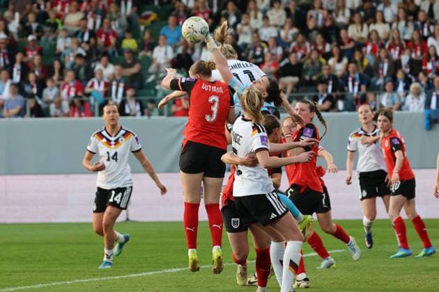 18 04 2026, Ried im Innkreis, AUT, On the road in Upper Austria, Football, FIFA World Cup Qualification Women, Austria vs. Germany, in the picture Svenja Huth, Sarah Gutmann, AUT,