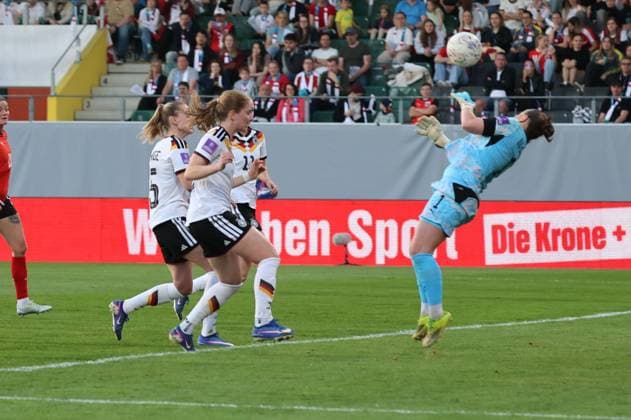 18 04 2026, Ried im Innkreis, AUT, On the road in Upper Austria, Football, FIFA World Cup Qualification Women, Austria vs. Germany, in the picture Mariella El Sherif, AUT, Marina Hegering, Svenja Huth,