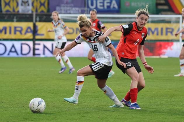 18 04 2026, Ried im Innkreis, AUT, On the road in Upper Austria, Football, FIFA World Cup Qualification Women, Austria vs. Germany, in the picture Linda Dallmann, DFB, Barbara Dunst, AUT,