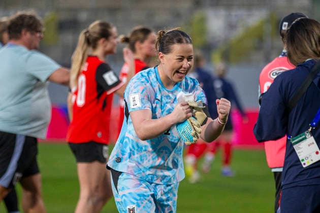 AUT, Ried im Innkreis, Fußball, Frauen WM Qualifikation, 4 Spieltag, Oesterreich vs Deutschland im Bild v l Mariella El Sherif Austria 01 , jubilant, nach Abpfiff, Emotion , laughing 18 04 2026, BWT X Oberoesterreichische Arena Ried im Innkreis UEFA REGULATIONS PROHIBIT ANY USE OF PHOTOGRAPHS AS IMAGE SEQUENCES AND OR QUASI VIDEO, Copyright: HMBxMedia PaulxFritz