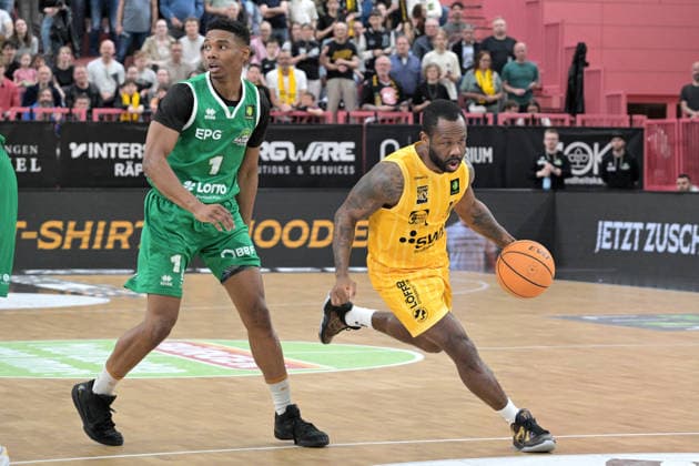 Jordan Nathaniel Johnson Tigers Tuebingen, 11 in duel with Julian Lamont Larry EPG Baskets Koblenz, 01 Tigers Tuebingen vs EPG Baskets Koblenz Basketball, 2 Barmer Basketball Bundesliga, 32 Matchday, Season 2025 2026, 18 04 2026 Tigers Tuebingen vs EPG Baskets Koblenz Basketball, 2 Barmer Basketball Bundesliga, 32 Matchday, Season 2025 2026, 18 04 2026 Tuebingen Copyright: xEibner-Pressefoto TobiasxBaurx EP_TBR