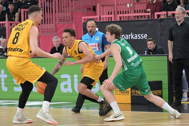 Isaiah Jevon Sanders Tigers Tuebingen, 10 in duel with Calvin Wishart EPG Baskets Koblenz, 03 Tigers Tuebingen vs EPG Baskets Koblenz Basketball, 2 Barmer Basketball Bundesliga, 32 Matchday, Season 2025 2026, 18 04 2026 Tigers Tuebingen vs EPG Baskets Koblenz Basketball, 2 Barmer Basketball Bundesliga, 32 Matchday, Season 2025 2026, 18 04 2026 Tuebingen Copyright: xEibner-Pressefoto TobiasxBaurx EP_TBR