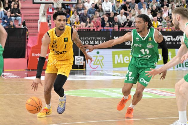 Bernard Joel Pelote III Tigers Tuebingen, 01 in duel with Devonte Jasai McCall EPG Baskets Koblenz, 11 Tigers Tuebingen vs EPG Baskets Koblenz Basketball, 2 Barmer Basketball Bundesliga, 32 Matchday, Season 2025 2026, 18 04 2026 Tigers Tuebingen vs EPG Baskets Koblenz Basketball, 2 Barmer Basketball Bundesliga, 32 Matchday, Season 2025 2026, 18 04 2026 Tuebingen Copyright: xEibner-Pressefoto TobiasxBaurx EP_TBR