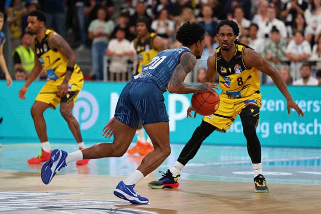 v li Michael Weathers MLP Academics Heidelberg, 20 , Terrell Harris MHP Ludwigsburg Riesen, 8 GER, MLP Academics Heidelberg vs MHP Riesen Ludwigsburg, Basketball, easycredit Basketball Bundesliga, Matchday 30, Season, 2025 2026, 18 04 2026 GER, MLP Academics Heidelberg vs MHP Riesen Ludwigsburg, Basketball, easycredit Basketball Bundesliga, Matchday 30, Season, 2025 2026, 18 04 2026 Heidelberg Copyright: xEibner-Pressefoto JoergxHirschx EP_JHH