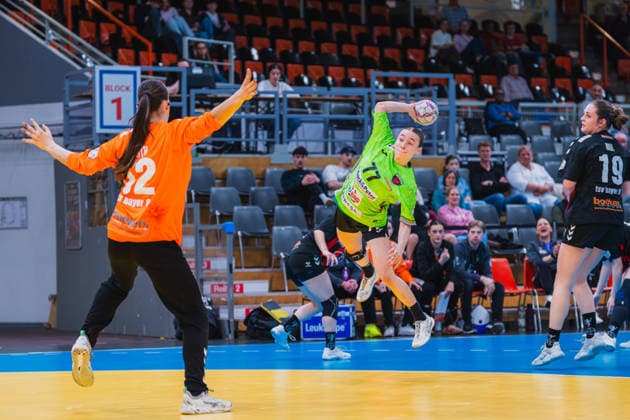 Merle Muth TSV Bayer 04 Leverkusen, 52 tries to hold a throw from Leoni Baßiner Fuechse Berlin, 77, Denise Mol TSV Bayer 04 Leverkusen, 19 TSV Bayer 04 Leverkusen vs Fuechse Berlin, Handball, 2 Handball Bundesliga, 24 Matchday, Season 2025 26, 18 04 2026, TSV Bayer 04 Leverkusen vs Fuechse Berlin, Handball, 2 HBL, 24 Matchday, Season 2025 26, 18 04 2026 Leverkusen Copyright: xEibner-Pressefoto LukasxBaldygax EP_LBA