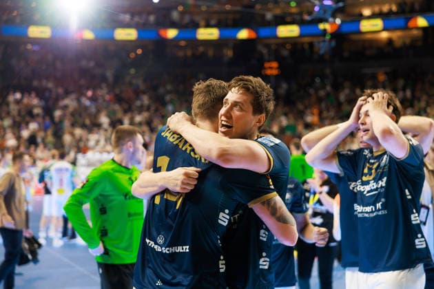 The BHC players celebrate reaching the final of the DHB Cup, jubilation, joy, passion, success, emotion, enthusiasm, positive emotions, Gerdas BABARSKAS Bergischer HC 06, 14 , Lars Mitchell KOOIJ Bergischer HC 06, 15 GER, Bergischer HC vs SC Magdeburg, handball, DHB Cup, LIDL Final4, semi-final, 2025 2026 season, 18 04 2026, GER, Bergischer HC vs SC Magdeburg, handball, DHB Cup, LIDL Final4, semi-final, 2025 2026 season, 18 04 2026, Cologne Copyright: xEibnerxPressefoto OliverxSchmidtx EP_OST