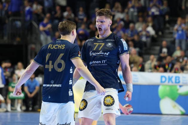 GER, Lanxess Arena Koeln, HBL, LIDL FINAL4, Men, 2 Semifinal bergischer HC vs SC Magdeburg 18 04 2026, Lanxess Arena , Koeln , GER, Lanxess Arena Koeln, HBL, LIDL FINAL4, Men, 2 Semifinal bergischer HC vs SC Magdeburg, in the picture Johannes Wasielewski BHC 77 , the goal scorer celebrates his goal with Julian Fuchs BHC 46 , nordphotoxGmbHx xMeuter nph00351