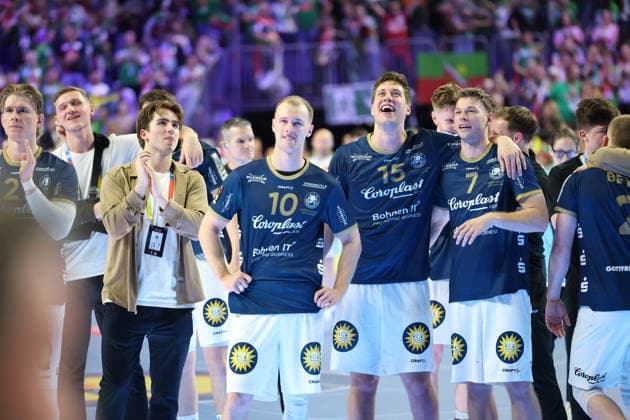 GER, Lanxess Arena Koeln, HBL, LIDL FINAL4, Men, 2 Semifinal bergischer HC vs SC Magdeburg 18 04 2026, Lanxess Arena , Koeln , GER, Lanxess Arena Koeln, HBL, LIDL FINAL4, Men, 2 Semifinal bergischer HC vs SC Magdeburg, in the picture the team of the BHC is happy that they won and entered the final, Finn Hangstein BHC 10 , Lars Kooij BHC 15 , Lukas Becher BHC 7 , Kim Voss Fels BHC 21 , nordphotoxGmbHx xMeuter nph00351