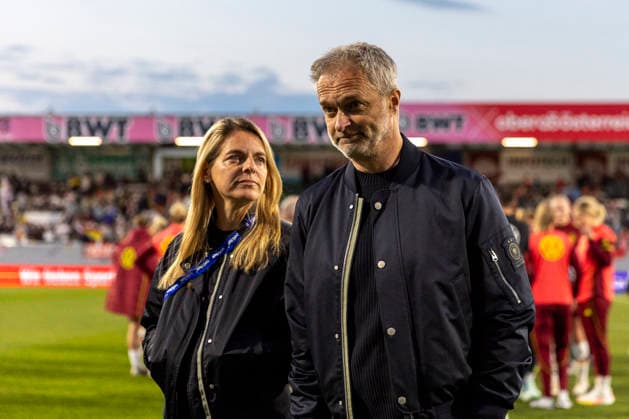 AUT, Ried im Innkreis, Fußball, Frauen WM Qualifikation, 4 Spieltag, Oesterreich vs Deutschland im Bild v l Nia Kuenzer Sportdirektorin Frauen Nationalmannschaft DFB , Christian Wueck Coach Germany , nach Abpfiff, wirken enttaeuscht 18 04 2026, BWT X Oberoesterreichische Arena Ried im Innkreis UEFA REGULATIONS PROHIBIT ANY USE OF PHOTOGRAPHS AS IMAGE SEQUENCES AND OR QUASI VIDEO, Copyright: HMBxMedia PaulxFritz
