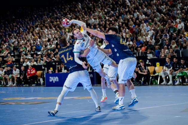 Cologne, 19 04 2026, Handball, Men, Lidl Final4, DHB Pokal, Final, Füchse Berlin Bergischer HC Mathias Gidsel Füchse Berlin, 19 in duel with Gerdas Babarskas Bergischer HC, 14 and Aron Seesing Bergischer HC, 49 Cologne Lanxess Arena NRW Germany