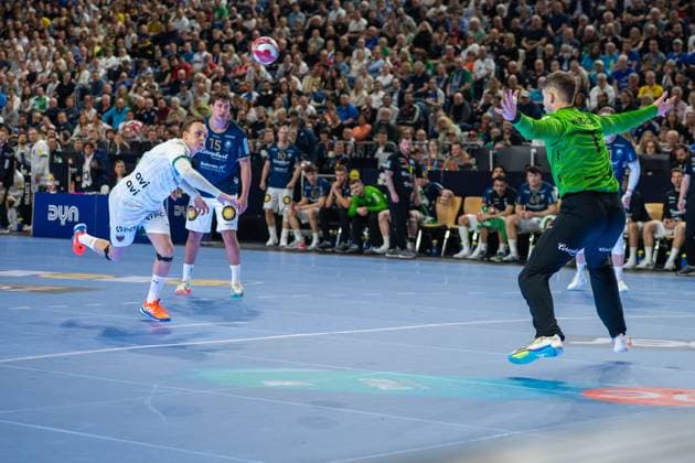 Lasse Andersson, Outside, Fuechse Berlin 11 , Christopher Rudeck, Goalkeeper Bergischer Handball Club 06 1 , Bergischer HC Fuechse Berlin, DHB Pokal Maenner, Herren, 6 Spieltag, Finale, Daikin HBL, Lidl Final 4, 19 04 2026 Köln NRW Germany Copyright: xkolbert-press MartinxWdziecznyx