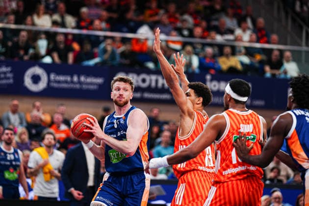 Andy Van Vliet Rostock Seawolves, 81 , Mark Smith Ratiopahrm Ulm, 13 GER, Rostock Seawolves vs Ratiopharm Ulm, Basketball, Bundesliga, Matchday 30, Season 2025 2026, 19 04 2026 GER, Rostock Seawolves vs Ratiopharm Ulm, Basketball, Bundesliga, Matchday 30, Season 2025 2026, 19 04 2026 Rostock Copyright: xEibner-Pressefoto MarcelxvonxFehrnx EP_MFN