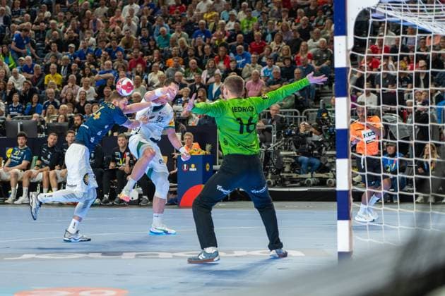 Mijajlo Marsenić, Circle shooter, Fuechse Berlin 93 , Lukas Diedrich, Goalkeeper Bergischer Handball Club 06 16 , Bergischer HC Fuechse Berlin, DHB Pokal Maenner, Herren, 6 Spieltag, Finale, Daikin HBL, Lidl Final 4, 19 04 2026 Köln NRW Germany Copyright: xkolbert-press MartinxWdziecznyx