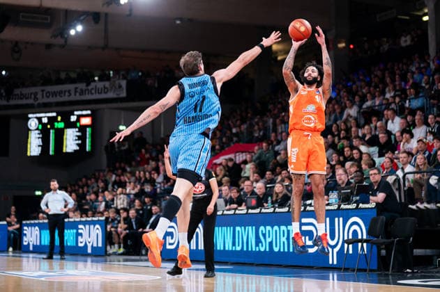 Tevin Brown RASTA Vechta, 10 on throw, Niklas Wimberg Veolia Towers Hamburg, 17 , GER, Veolia Towers Hamburg vs RASTA Vechta, Basketball, Bundesliga, Matchday 30, Season 2025 2026, 19 04 2026 GER, Veolia Towers Hamburg vs RASTA Vechta, Basketball, Bundesliga, Matchday 30, Season 2025 2026, 19 04 2026 Hamburg Copyright: xEibner-Pressefoto MaxxVincenx EP_MVN