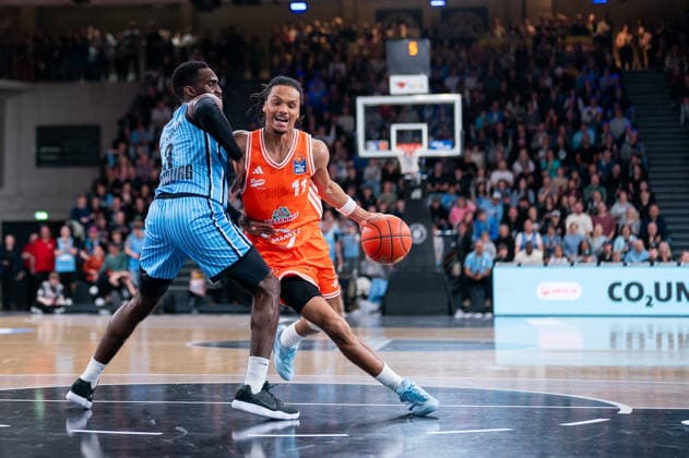 Alonzo Verge Jr RASTA Vechta, 11 dribbling against Osaro Rich Veolia Towers Hamburg, 03 , GER, Veolia Towers Hamburg vs RASTA Vechta, Basketball, Bundesliga, Matchday 30, Season 2025 2026, 19 04 2026 GER, Veolia Towers Hamburg vs RASTA Vechta, Basketball, Bundesliga, Matchday 30, Season 2025 2026, 19 04 2026 Hamburg Copyright: xEibner-Pressefoto MaxxVincenx EP_MVN
