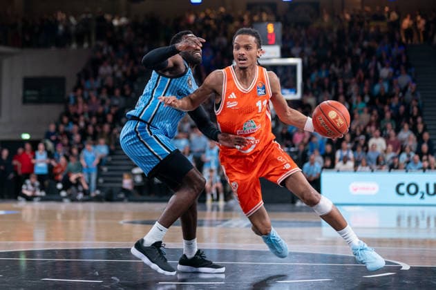 Alonzo Verge Jr RASTA Vechta, 11 dribbling against Osaro Rich Veolia Towers Hamburg, 03 , GER, Veolia Towers Hamburg vs RASTA Vechta, Basketball, Bundesliga, Matchday 30, Season 2025 2026, 19 04 2026 GER, Veolia Towers Hamburg vs RASTA Vechta, Basketball, Bundesliga, Matchday 30, Season 2025 2026, 19 04 2026 Hamburg Copyright: xEibner-Pressefoto MaxxVincenx EP_MVN