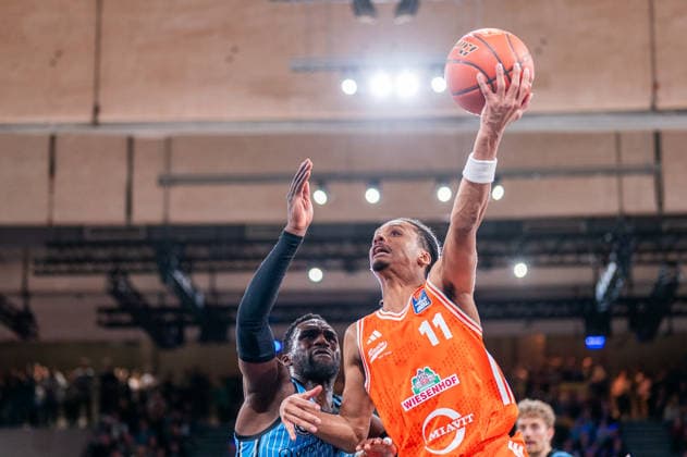 Alonzo Verge Jr RASTA Vechta, 11 on lay-up, Osaro Rich Veolia Towers Hamburg, 03 , GER, Veolia Towers Hamburg vs RASTA Vechta, Basketball, Bundesliga, Matchday 30, Season 2025 2026, 19 04 2026 GER, Veolia Towers Hamburg vs RASTA Vechta, Basketball, Bundesliga, Matchday 30, Season 2025 2026, 19 04 2026 Hamburg Copyright: xEibner-Pressefoto MaxxVincenx EP_MVN