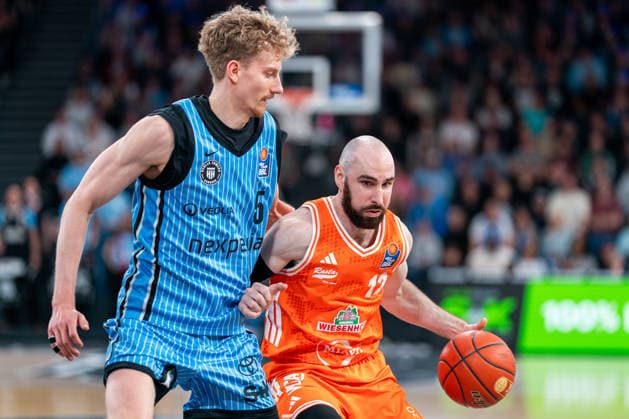 Tommy Kuhse RASTA Vechta, 12 in duel with Zsombor Maronka Veolia Towers Hamburg, 05 , GER, Veolia Towers Hamburg vs RASTA Vechta, Basketball, Bundesliga, Matchday 30, Season 2025 2026, 19 04 2026 GER, Veolia Towers Hamburg vs RASTA Vechta, Basketball, Bundesliga, Matchday 30, Season 2025 2026, 19 04 2026 Hamburg Copyright: xEibner-Pressefoto MaxxVincenx EP_MVN