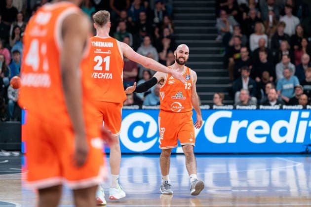 Tommy Kuhse RASTA Vechta, 12 cheers with Lars Thiemann RASTA Vechta, 21 , GER, Veolia Towers Hamburg vs RASTA Vechta, Basketball, Bundesliga, Matchday 30, Season 2025 2026, 19 04 2026 GER, Veolia Towers Hamburg vs RASTA Vechta, Basketball, Bundesliga, Matchday 30, Season 2025 2026, 19 04 2026 Hamburg Copyright: xEibner-Pressefoto MaxxVincenx EP_MVN