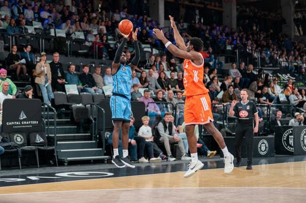 Osaro Rich Veolia Towers Hamburg, 03 on throw, TJ Bamba RASTA Vechta, 5 , GER, Veolia Towers Hamburg vs RASTA Vechta, Basketball, Bundesliga, Matchday 30, Season 2025 2026, 19 04 2026 GER, Veolia Towers Hamburg vs RASTA Vechta, Basketball, Bundesliga, Matchday 30, Season 2025 2026, 19 04 2026 Hamburg Copyright: xEibner-Pressefoto MaxxVincenx EP_MVN