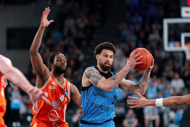 Devon Daniels Veolia Towers Hamburg, 21 on the dribble, Lloyd Pandi RASTA Vechta, 41 , GER, Veolia Towers Hamburg vs RASTA Vechta, Basketball, Bundesliga, Matchday 30, Season 2025 2026, 19 04 2026 GER, Veolia Towers Hamburg vs RASTA Vechta, Basketball, Bundesliga, Matchday 30, Season 2025 2026, 19 04 2026 Hamburg Copyright: xEibner-Pressefoto MaxxVincenx EP_MVN
