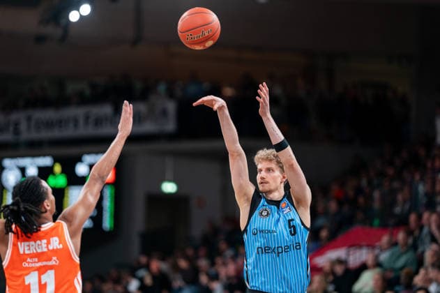 Zsombor Maronka Veolia Towers Hamburg, 05 on throw, Alonzo Verge Jr RASTA Vechta, 11 , GER, Veolia Towers Hamburg vs RASTA Vechta, Basketball, Bundesliga, Matchday 30, Season 2025 2026, 19 04 2026 GER, Veolia Towers Hamburg vs RASTA Vechta, Basketball, Bundesliga, Matchday 30, Season 2025 2026, 19 04 2026 Hamburg Copyright: xEibner-Pressefoto MaxxVincenx EP_MVN