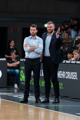 Benka Barloschky Veolia Towers Hamburg, coach and Stanley Witt Veolia Towers Hamburg, assistant coach disappointment disappointment, GER, Veolia Towers Hamburg vs RASTA Vechta, Basketball, Bundesliga, Matchday 30, Season 2025 2026, 19 04 2026 GER, Veolia Towers Hamburg vs RASTA Vechta, Basketball, Bundesliga, Matchday 30, Season 2025 2026, 19 04 2026 Hamburg Copyright: xEibner-Pressefoto MaxxVincenx EP_MVN
