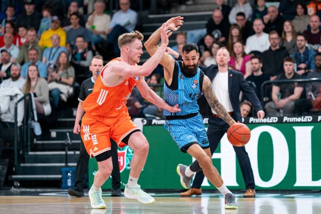 Martin Breunig Veolia Towers Hamburg, 13 dribbling against Lars Thiemann RASTA Vechta, 21 , GER, Veolia Towers Hamburg vs RASTA Vechta, Basketball, Bundesliga, Matchday 30, Season 2025 2026, 19 04 2026 GER, Veolia Towers Hamburg vs RASTA Vechta, Basketball, Bundesliga, Matchday 30, Season 2025 2026, 19 04 2026 Hamburg Copyright: xEibner-Pressefoto MaxxVincenx EP_MVN