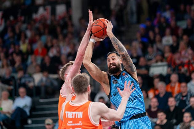 Martin Breunig Veolia Towers Hamburg, 13 in duel with Lars Thiemann RASTA Vechta, 21 and Linus Trettin RASTA Vechta, 15 , GER, Veolia Towers Hamburg vs RASTA Vechta, Basketball, Bundesliga, Matchday 30, Season 2025 2026, 19 04 2026 GER, Veolia Towers Hamburg vs RASTA Vechta, Basketball, Bundesliga, Matchday 30, Season 2025 2026, 19 04 2026 Hamburg Copyright: xEibner-Pressefoto MaxxVincenx EP_MVN