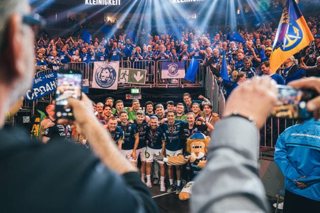 19 4 2026, handball, Lidl, Final Four, final, final match, Cologne, Lanxess Arena, Bergischer HC, Füchse Berlin, 2026 team photo in front of the fans of Bergischer HC Lanxess Arena, Cologne North Rhine-Westphalia Germany P1048496-2