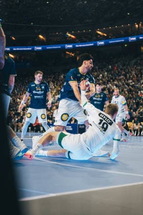 19 4 2026, Handball, Lidl, Final Four, Final, Final, Cologne, Lanxess Arena, Bergischer HC, Füchse Berlin, 2026 Mathias Gidsel Berlin is fouled by Eloy Morante Maldonado BErgischer HC Lanxess Arena, Cologne North Rhine-Westphalia Germany P1047768-2