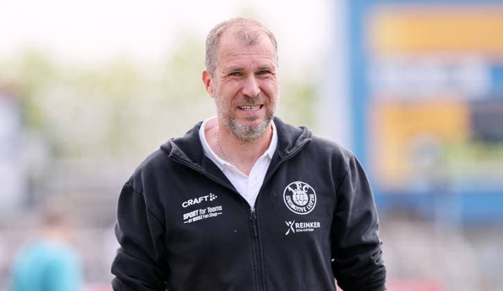Leipzig, 18 04 2026, Bruno Plache Stadion, Soccer, Regionalliga NordOst, 30 Matchday , 1 FC Lok Leipzig vs Hallescher FC , In the picture Coach Jochen Seitz, Lok Leipzig , For editorial use only Only editorial use , DFB regulations prohibit any use of photographs as image sequences and or quasi video , Picture Point