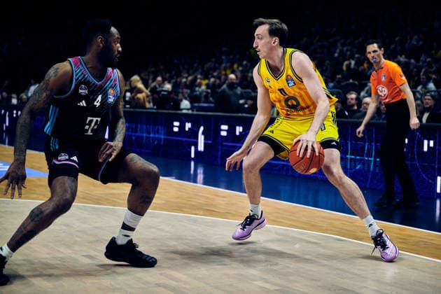 Moses Wood Alba Berlin, 11 , Jeff Garrett Jr Telekom Baskets Bonn, 04 , GER, ALBA Berlin vs Telekom Baskets Bonn, Basketball Men, easy Credit BBL, Season 2025 2026, Matchday 30, 20 04 2026 GER, ALBA Berlin vs Telekom Baskets Bonn, Basketball Men, easy Credit BBL, Season 2025 2026, Matchday 30, 20 04 2026 Berlin Copyright: xClaudiusxRauch,xEibner-Pressefotox xClaudiusxRauchx EP_CRH