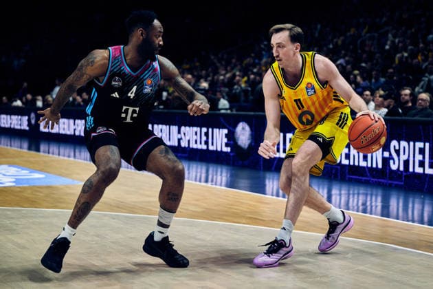 Moses Wood Alba Berlin, 11 , Jeff Garrett Jr Telekom Baskets Bonn, 04 , GER, ALBA Berlin vs Telekom Baskets Bonn, Basketball Men, easy Credit BBL, Season 2025 2026, Matchday 30, 20 04 2026 GER, ALBA Berlin vs Telekom Baskets Bonn, Basketball Men, easy Credit BBL, Season 2025 2026, Matchday 30, 20 04 2026 Berlin Copyright: xClaudiusxRauch,xEibner-Pressefotox xClaudiusxRauchx EP_CRH