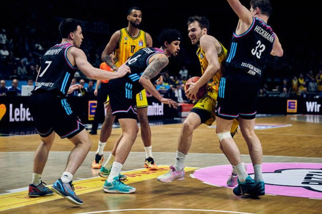 Malte Delow Alba Berlin, 06 , Grayson Murphy Telekom Baskets Bonn, 07 , Michael Kessens Telekom Baskets Bonn, 06 , Patrick Heckmann Telekom Baskets Bonn, 33 , GER, ALBA Berlin vs Telekom Baskets Bonn, Basketball Men, easy Credit BBL, Season 2025 2026, Matchday 30, 20 04 2026 GER, ALBA Berlin vs Telekom Baskets Bonn, Basketball Men, easy Credit BBL, Season 2025 2026, Matchday 30, 20 04 2026 Berlin Copyright: xClaudiusxRauch,xEibner-Pressefotox xClaudiusxRauchx EP_CRH