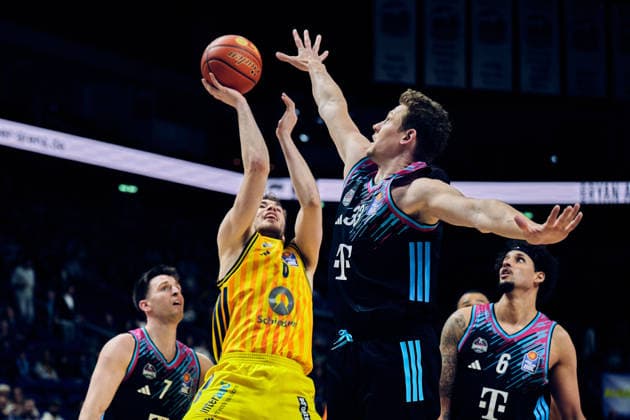 Malte Delow Alba Berlin, 06 , Patrick Heckmann Telekom Baskets Bonn, 33 , GER, ALBA Berlin vs Telekom Baskets Bonn, Basketball Men, easy Credit BBL, Season 2025 2026, Matchday 30, 20 04 2026 GER, ALBA Berlin vs Telekom Baskets Bonn, Basketball Men, easy Credit BBL, Season 2025 2026, Matchday 30, 20 04 2026 Berlin Copyright: xClaudiusxRauch,xEibner-Pressefotox xClaudiusxRauchx EP_CRH
