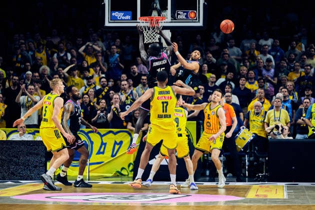 Norris Agbakoko Alba Berlin, 17 , Kur Jongkuch Telekom Baskets Bonn, 15 , GER, ALBA Berlin vs Telekom Baskets Bonn, Basketball Men, easy Credit BBL, Season 2025 2026, Matchday 30, 20 04 2026 GER, ALBA Berlin vs Telekom Baskets Bonn, Basketball Men, easy Credit BBL, Season 2025 2026, Matchday 30, 20 04 2026 Berlin Copyright: xClaudiusxRauch,xEibner-Pressefotox xClaudiusxRauchx EP_CRH