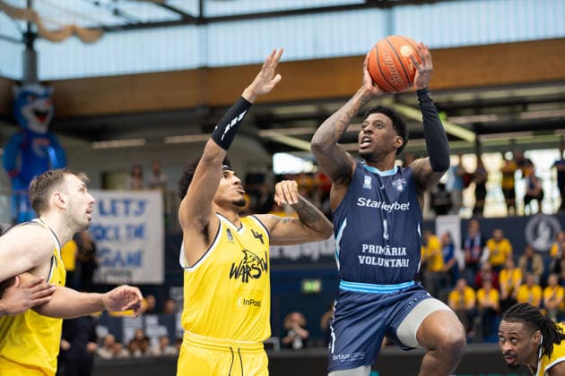 Rivaldo Soares Dziki, 4 , Sacar Kofi Assante Anim CSO, 1 , CSO Voluntari vs Dziki Warszawa, European North Basketball League, Final Four, Semifinal 2025 26, Romania, Poland, 22 04 2026 Weissenfels Stadthalle Sachsen Anhalt Germany