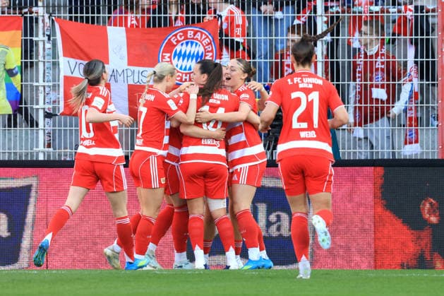 DEU, 2 BL, Frauen, 1 FC Union vs Bayern Muenchen, 22 04 2026, Stadion Alte Foersterei, Berlin, DEU, 2 BL, Frauen, 1 FC Union vs Bayern Muenchen, im Bild 1 1 durch Sophie Weidauer 1 FC Union Berlin 9 , Union Spielerinnenkreis, Lisa Heiseler 1 FC Union Berlin 7 DFL regulations prohibit any use of Photographs as image sequences and or quasi video nordphotoxGmbHx xEngler nph00076