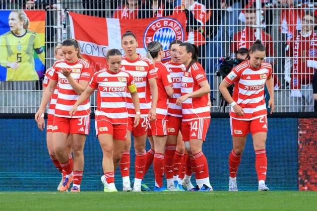 DEU, 2 BL, Frauen, 1 FC Union vs Bayern Muenchen, 22 04 2026, Stadion Alte Foersterei, Berlin, DEU, 2 BL, Frauen, 1 FC Union vs Bayern Muenchen, im Bild 1 1 durch Sophie Weidauer 1 FC Union Berlin 9 , Union Spielerinnenkreis, Lisa Heiseler 1 FC Union Berlin 7 DFL regulations prohibit any use of Photographs as image sequences and or quasi video nordphotoxGmbHx xEngler nph00076